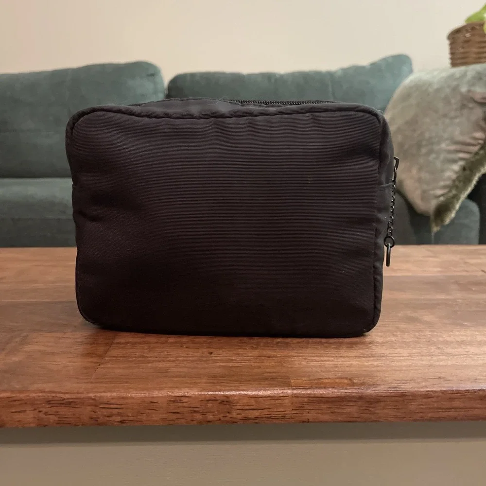 Gucci Beauty Unisex Medium Pouch Bag‎ Black Zipper Closure Toiletry Men Travel